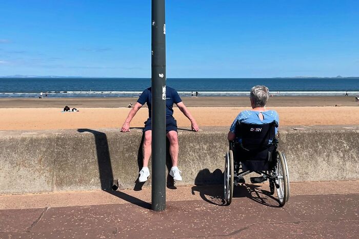 38 Perfectly Timed Street Photos That Might Make You Look Twice