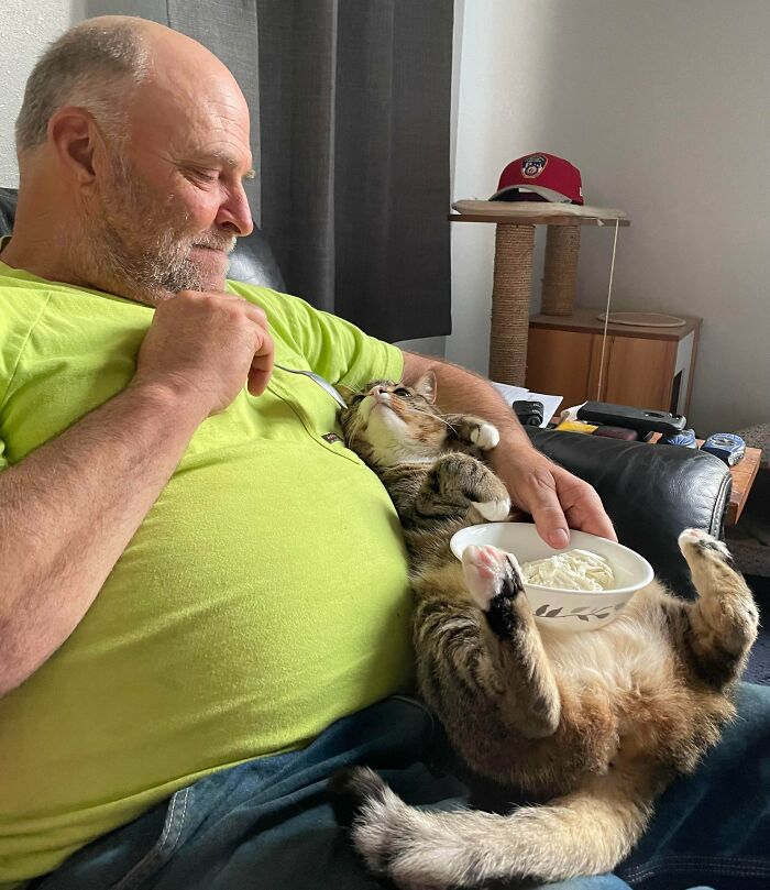 140 Dads Who Said “No Pets” And Ended Up Becoming Total Softies