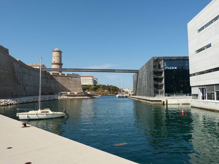 Old Versus Modern Architecture: 51 Fascinating Photos