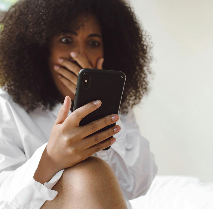 “I Googled It And My Jaw Dropped”: Airbnb Guest Receives Creepy Texts From Host