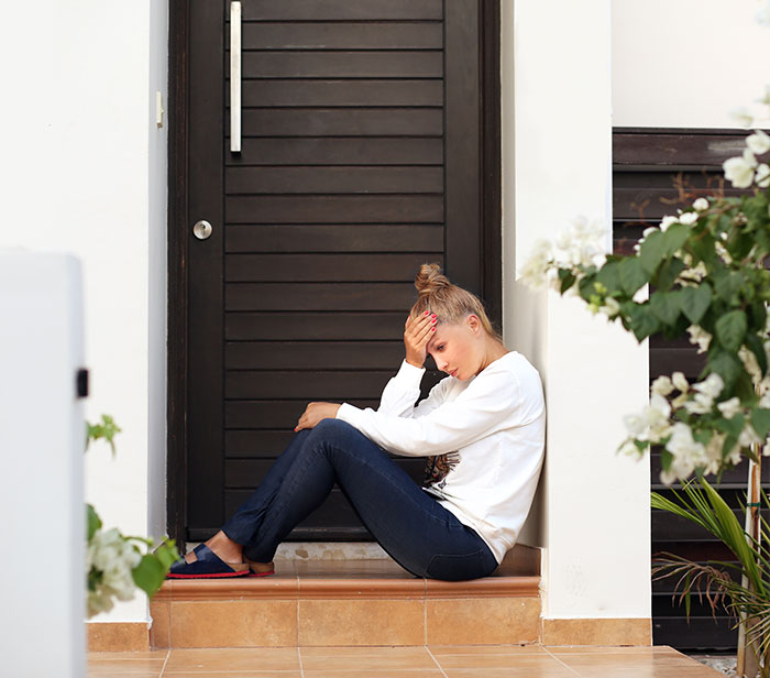 Woman Catches Husband Cheating With Her Sister, Neighbor Witnesses Shocking Porch Confrontation