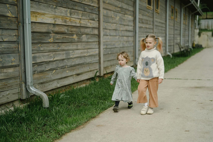 19YO Forced To Be A Parent To Little Sis, Irked As It&#8217;s Not Expected From Her Brother Too