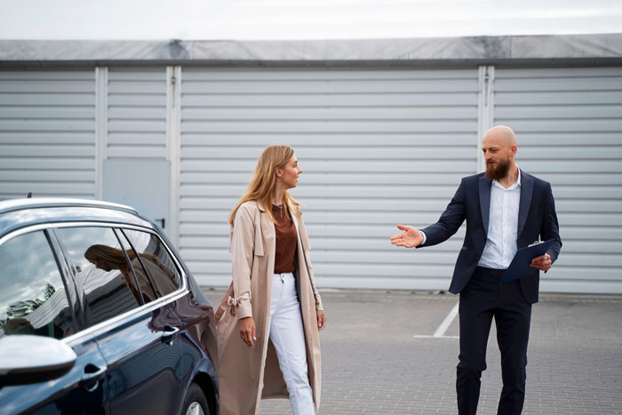 Lady Feels Entitled To Parking In Front Of Neighbor’s Garage, Gets Mad As He Gets Her Vehicle Towed