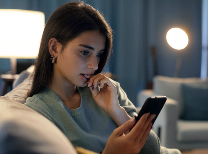 Woman Weirded Out By Guy As He Keeps Tracking Her Social Media, Netizens Call Him Red Flag