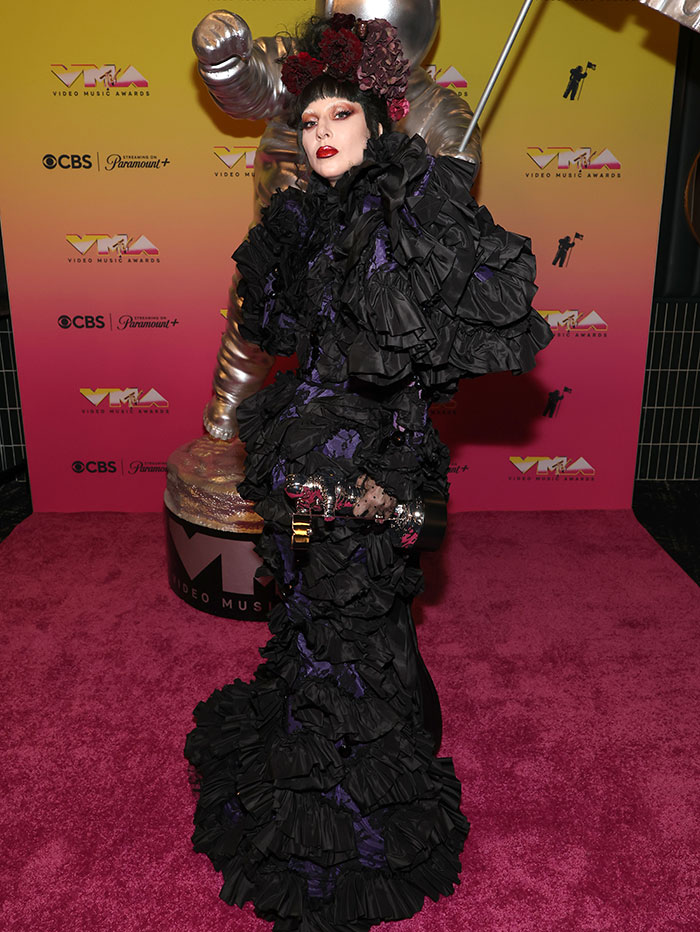 “Someone Get Him A Razor”: Internet Can’t Stop Roasting These 25 Celebs For Their MTV VMAs Looks