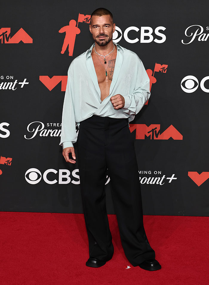“Someone Get Him A Razor”: Internet Can’t Stop Roasting These 25 Celebs For Their MTV VMAs Looks