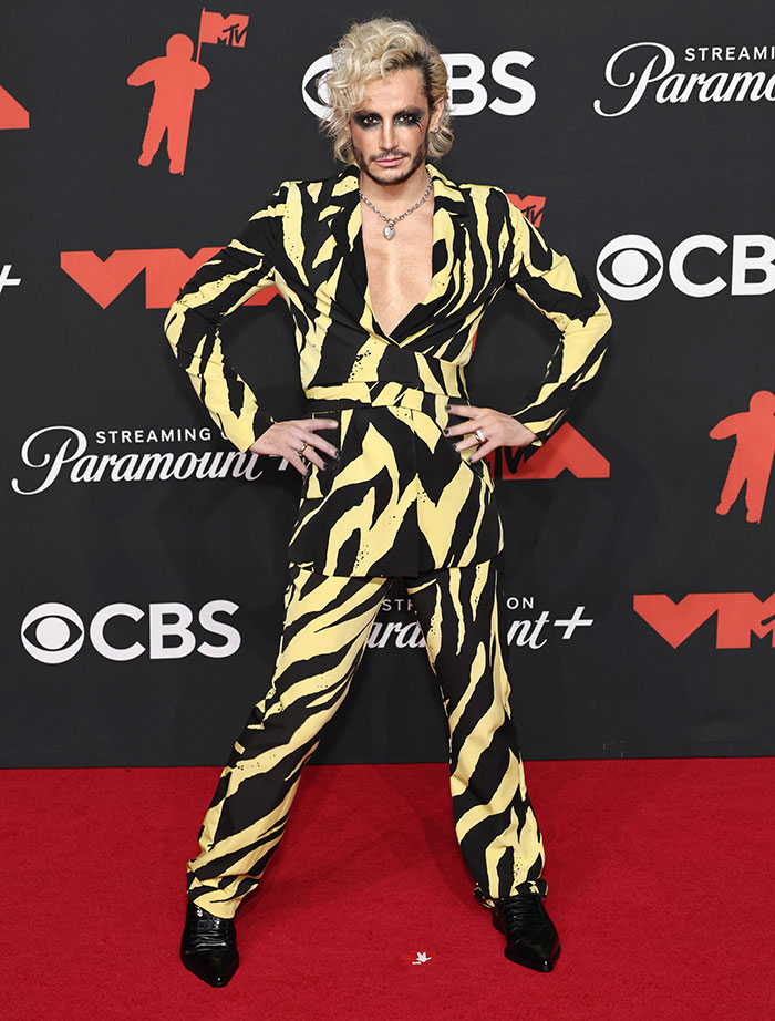 “Someone Get Him A Razor”: Internet Can’t Stop Roasting These 25 Celebs For Their MTV VMAs Looks