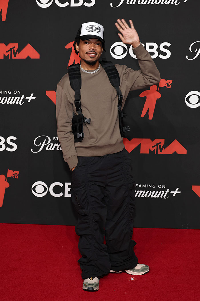 “Someone Get Him A Razor”: Internet Can’t Stop Roasting These 25 Celebs For Their MTV VMAs Looks