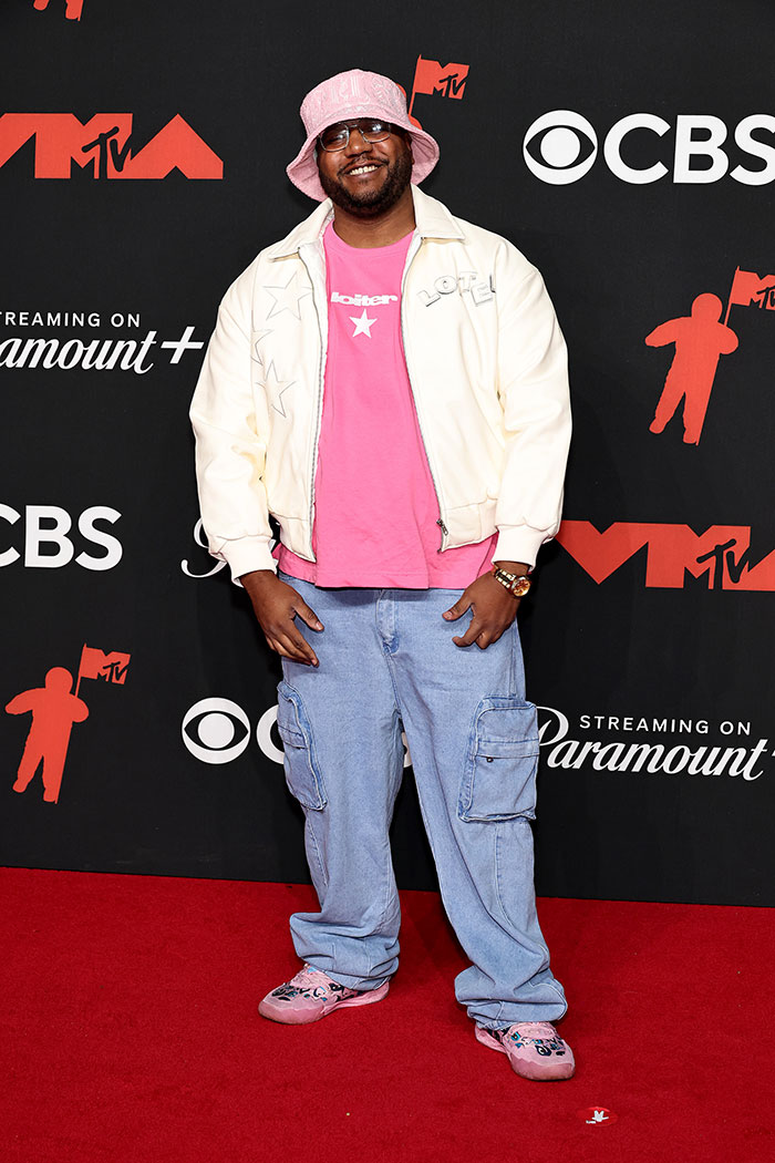 “Someone Get Him A Razor”: Internet Can’t Stop Roasting These 25 Celebs For Their MTV VMAs Looks