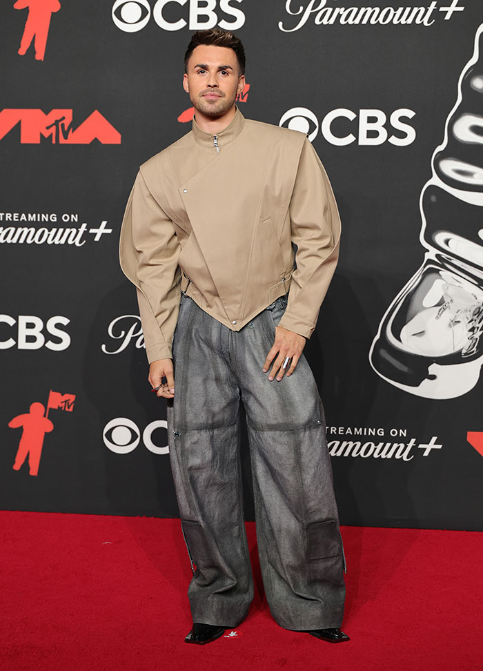 “Someone Get Him A Razor”: Internet Can’t Stop Roasting These 25 Celebs For Their MTV VMAs Looks