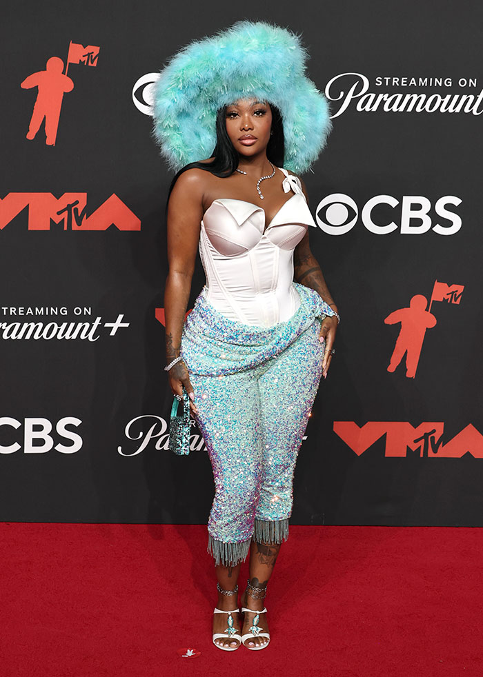 “Someone Get Him A Razor”: Internet Can’t Stop Roasting These 25 Celebs For Their MTV VMAs Looks