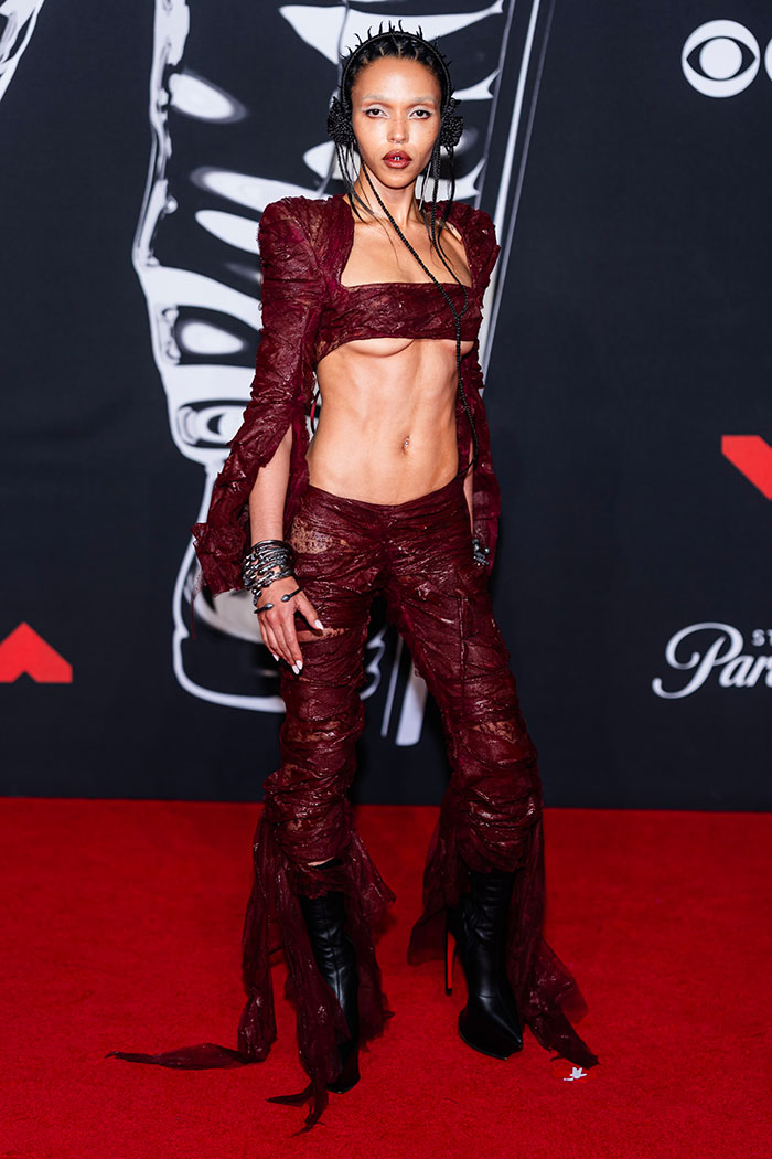 “Someone Get Him A Razor”: Internet Can’t Stop Roasting These 25 Celebs For Their MTV VMAs Looks