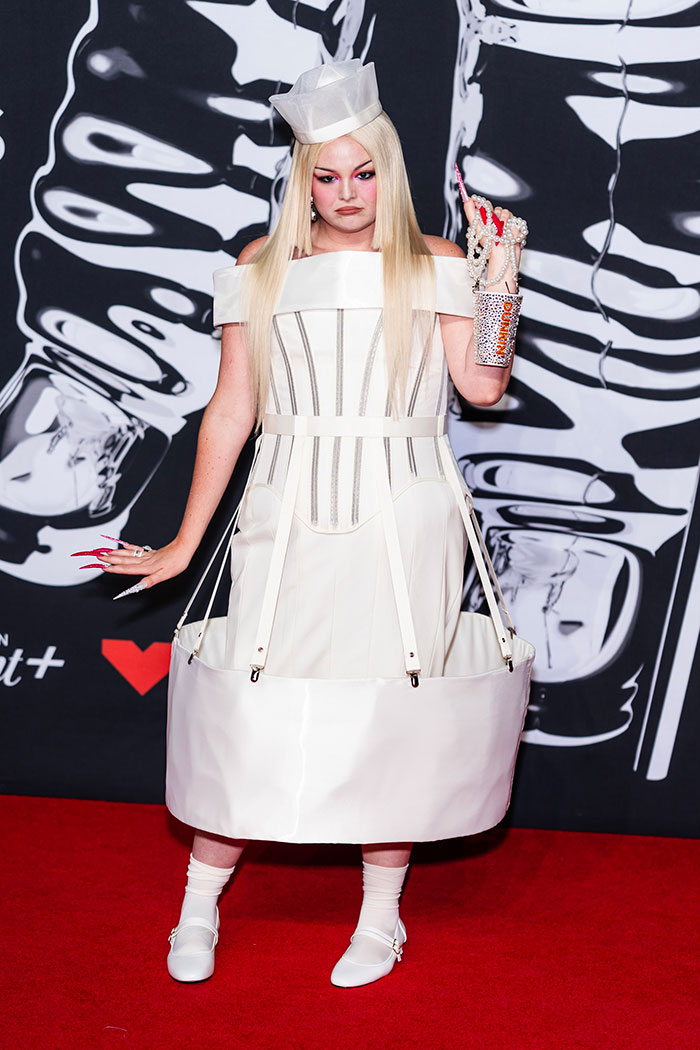 “Someone Get Him A Razor”: Internet Can’t Stop Roasting These 25 Celebs For Their MTV VMAs Looks