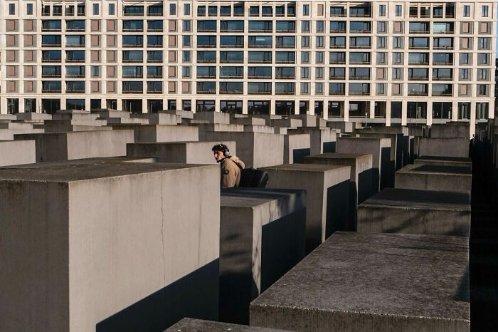 36 New Street Photographs By This Photographer Who Proves That Timing Is Everything