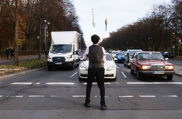 36 New Street Photographs By This Photographer Who Proves That Timing Is Everything