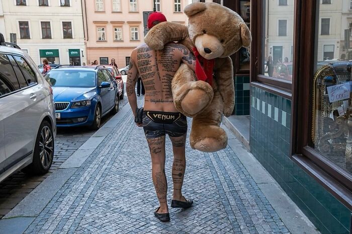 36 New Street Photographs By This Photographer Who Proves That Timing Is Everything