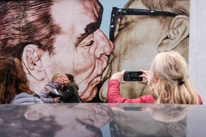 36 New Street Photographs By This Photographer Who Proves That Timing Is Everything