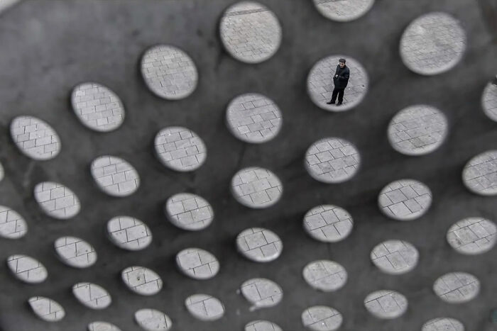 36 New Street Photographs By This Photographer Who Proves That Timing Is Everything