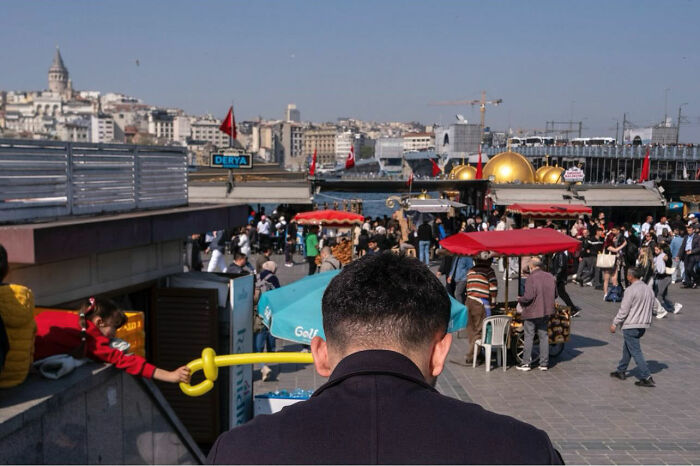 36 New Street Photographs By This Photographer Who Proves That Timing Is Everything