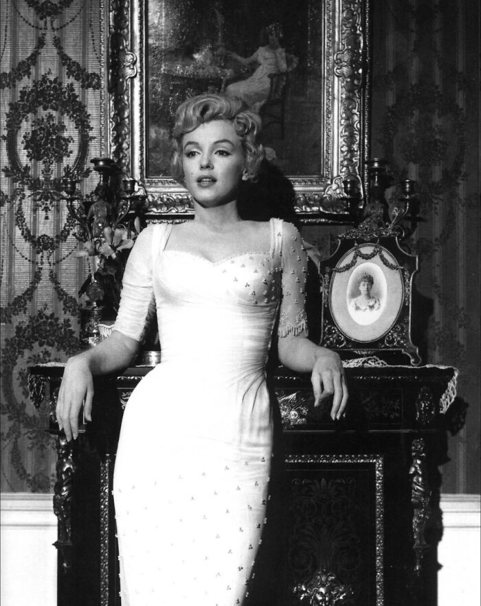 20 Striking Photos Revealing How Beauty Standards Have Changed Throughout History