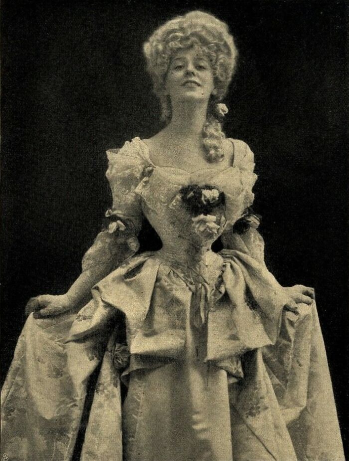 20 Striking Photos Revealing How Beauty Standards Have Changed Throughout History