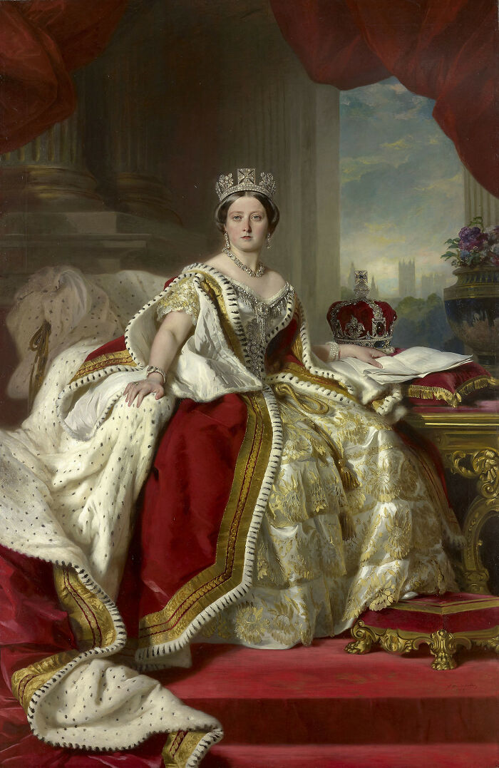 20 Striking Photos Revealing How Beauty Standards Have Changed Throughout History