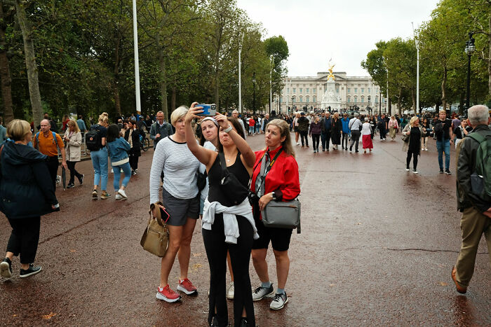 24 Photos Showcasing London’s Mood After The Queen’s Passing, By Paul Harrison