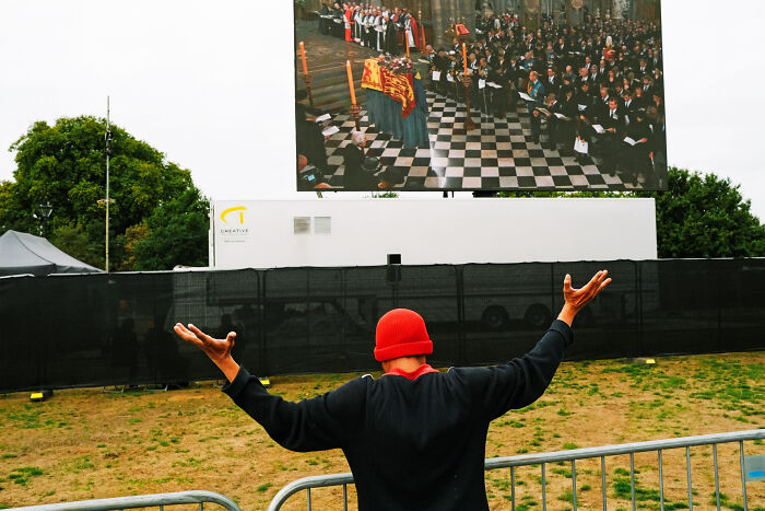 24 Photos Showcasing London’s Mood After The Queen’s Passing, By Paul Harrison