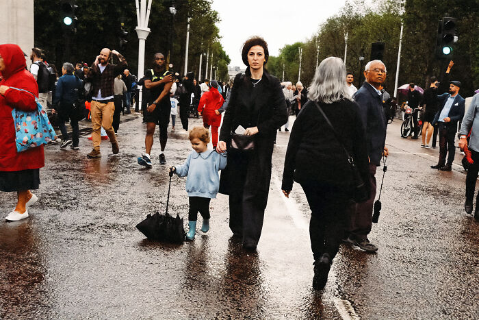 24 Photos Showcasing London’s Mood After The Queen’s Passing, By Paul Harrison
