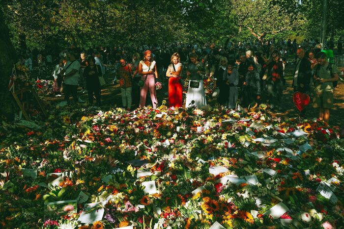 24 Photos Showcasing London’s Mood After The Queen’s Passing, By Paul Harrison