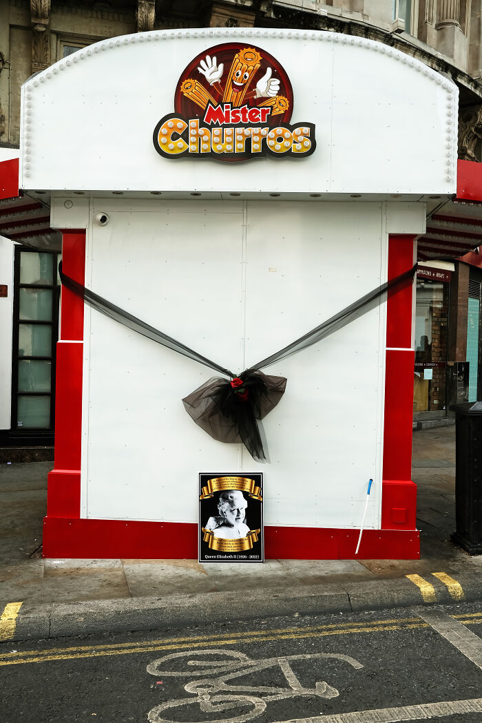 24 Photos Showcasing London’s Mood After The Queen’s Passing, By Paul Harrison