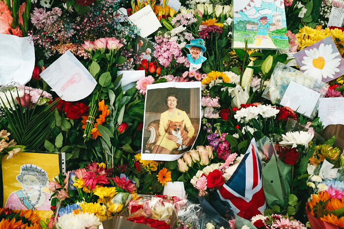 24 Photos Showcasing London’s Mood After The Queen’s Passing, By Paul Harrison