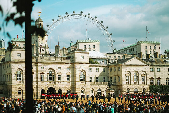 24 Photos Showcasing London’s Mood After The Queen’s Passing, By Paul Harrison