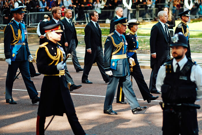 24 Photos Showcasing London’s Mood After The Queen’s Passing, By Paul Harrison