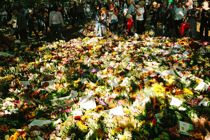 24 Photos Showcasing London’s Mood After The Queen’s Passing, By Paul Harrison