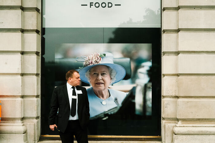 24 Photos Showcasing London’s Mood After The Queen’s Passing, By Paul Harrison