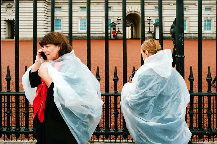 24 Photos Showcasing London’s Mood After The Queen’s Passing, By Paul Harrison