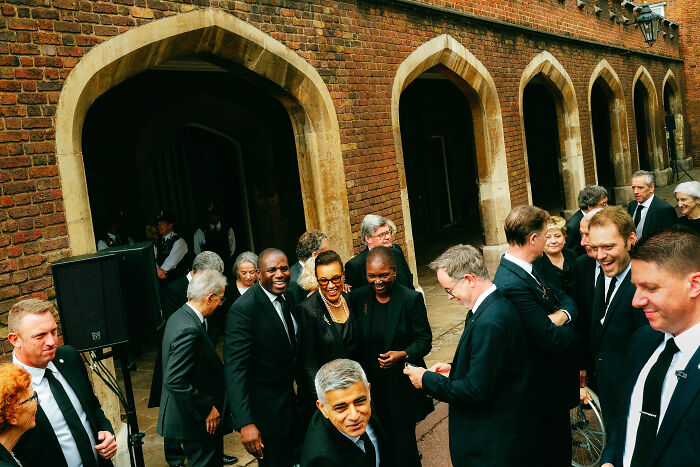 24 Photos Showcasing London’s Mood After The Queen’s Passing, By Paul Harrison