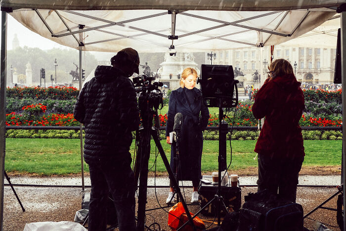 24 Photos Showcasing London’s Mood After The Queen’s Passing, By Paul Harrison
