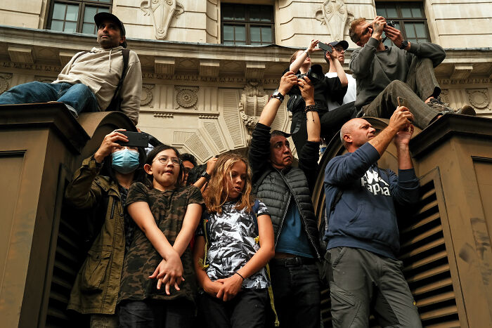 24 Photos Showcasing London’s Mood After The Queen’s Passing, By Paul Harrison