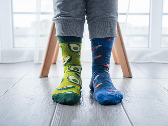 Woman Mocks Colleague’s Penguin Socks, Red-Faced When He Says Late Wife Knitted Them For Him