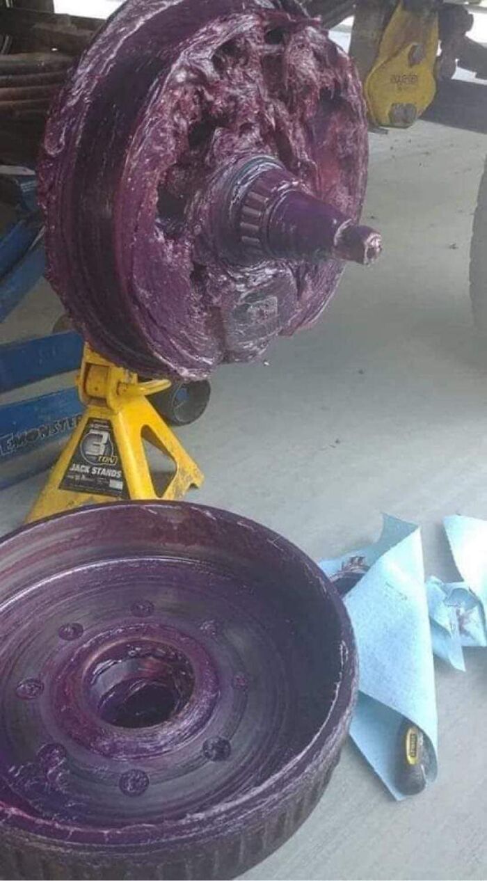 69 Times Car Mechanics Had To Take Pics Of What They Were Dealing With So Others Would Believe Them