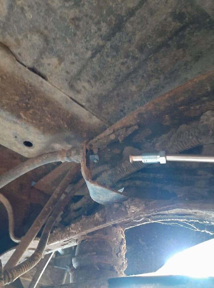 69 Times Car Mechanics Had To Take Pics Of What They Were Dealing With So Others Would Believe Them