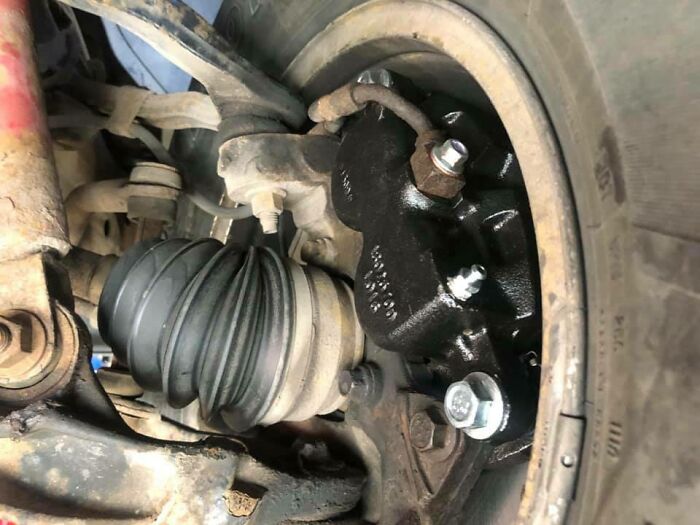 69 Times Car Mechanics Had To Take Pics Of What They Were Dealing With So Others Would Believe Them