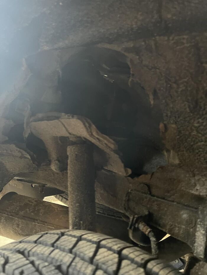 69 Times Car Mechanics Had To Take Pics Of What They Were Dealing With So Others Would Believe Them