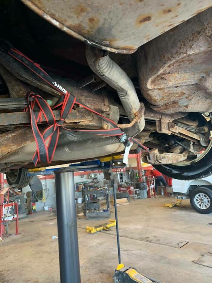 69 Times Car Mechanics Had To Take Pics Of What They Were Dealing With So Others Would Believe Them