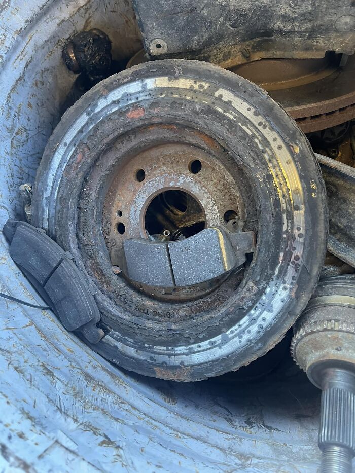 69 Times Car Mechanics Had To Take Pics Of What They Were Dealing With So Others Would Believe Them