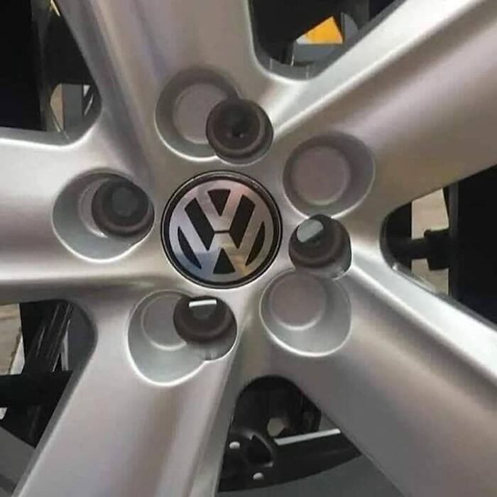 69 Times Car Mechanics Had To Take Pics Of What They Were Dealing With So Others Would Believe Them