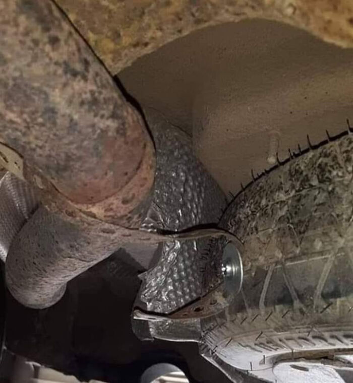 69 Times Car Mechanics Had To Take Pics Of What They Were Dealing With So Others Would Believe Them