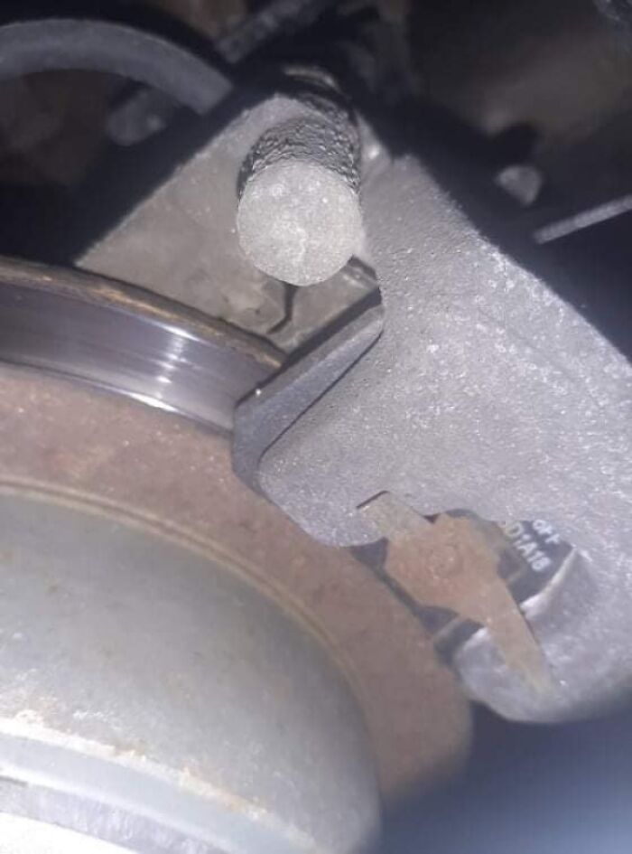 69 Times Car Mechanics Had To Take Pics Of What They Were Dealing With So Others Would Believe Them